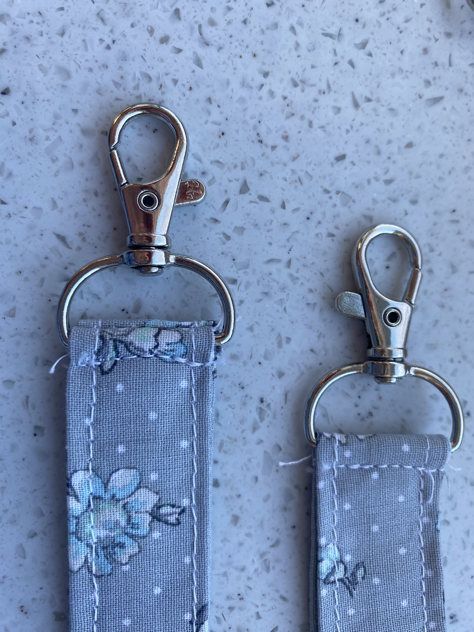 Handmade Keychain and Lanyard Set – Flower Style, Gray and White - Image 2